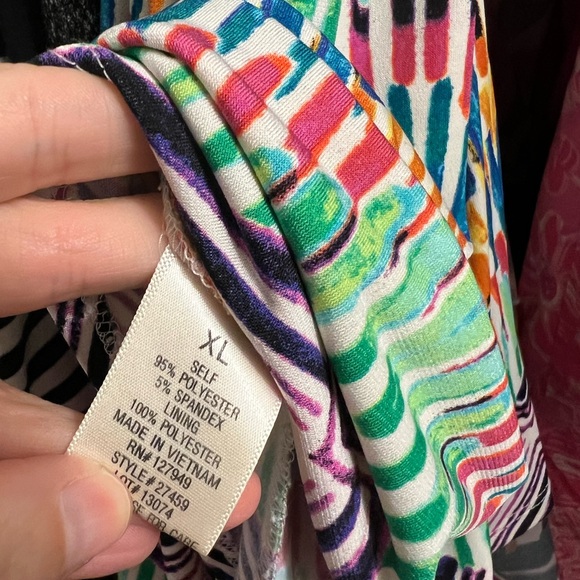 XL Dressy, Colorful maxi dress. Pretty neck cut-out & a 🎀 to secure the neck! - Picture 6 of 7